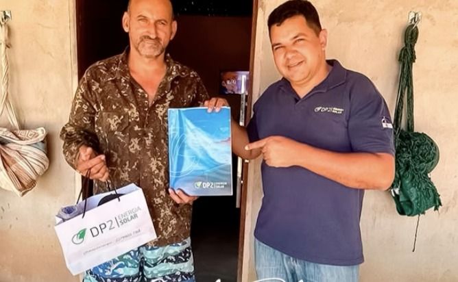 Cláudio Roberto segura a pasta do projeto ao lado do consultor da DP2, na porta de casa em Coxixola