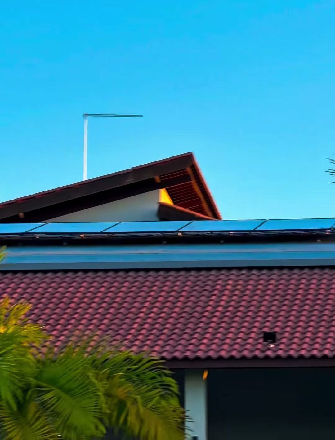 Fileira de módulos solares sobre telhado cerâmico ao entardecer em Gravatá