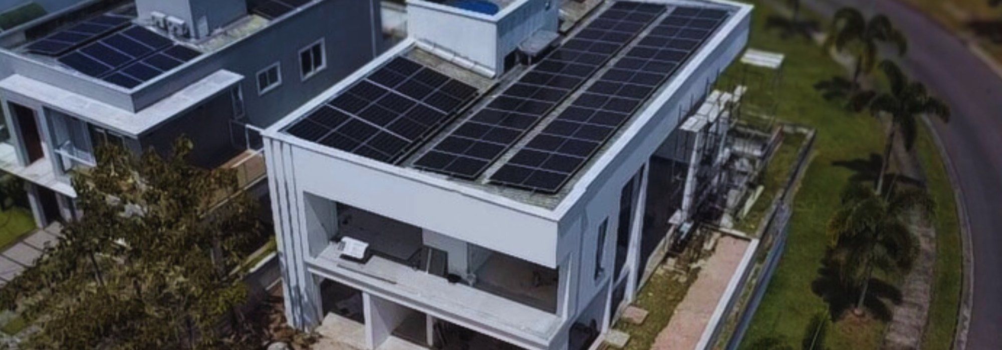 Casa moderna em condomínio de Alphaville com módulos solares na laje, vista de drone