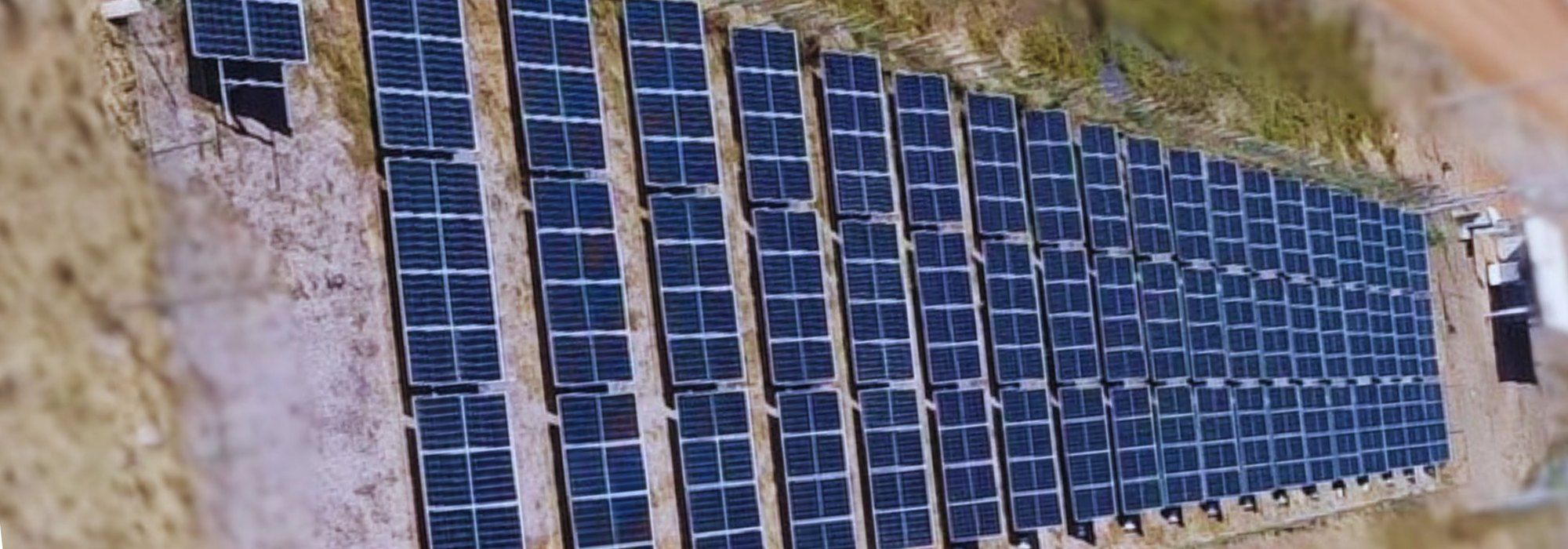 Vista aérea de usina solar de solo da DP2 em Itacuruba, com dezenas de fileiras de módulos sobre terreno de areia