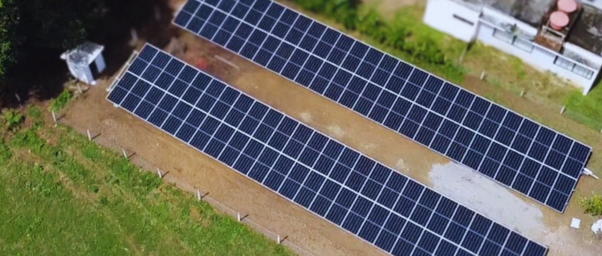 Usina solar de solo da DP2 em Paudalho, com duas longas fileiras de módulos